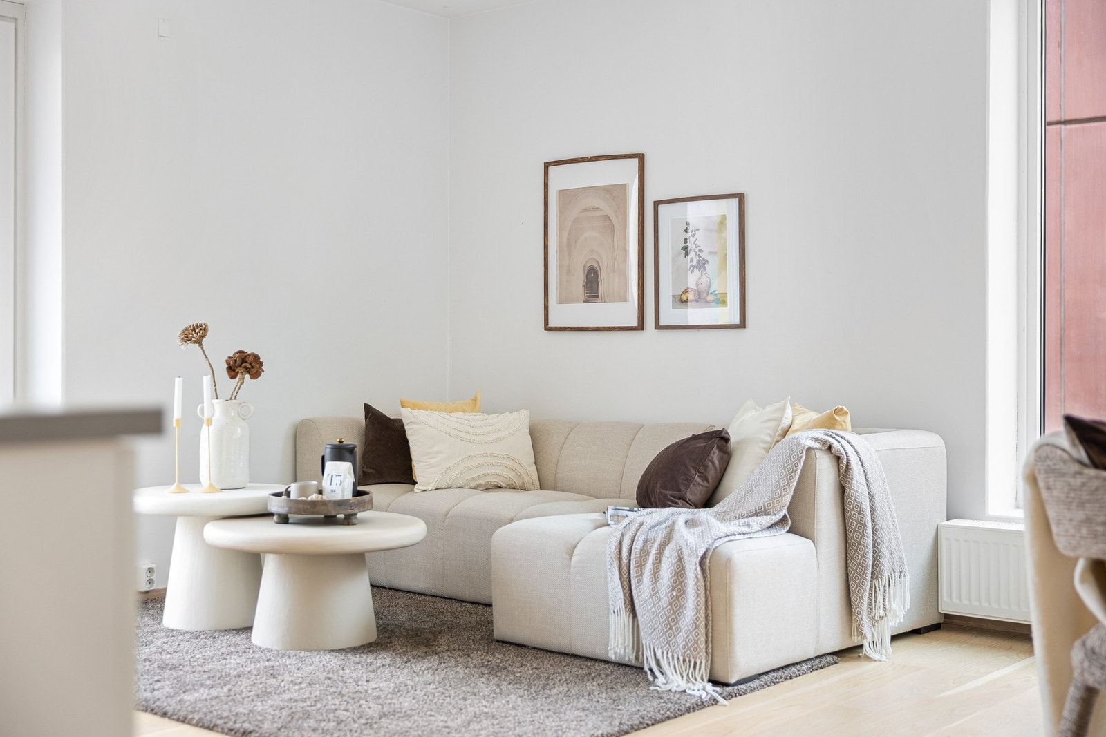 Her er det god plass til både sofagruppe og sittegruppe. Galleribilde
