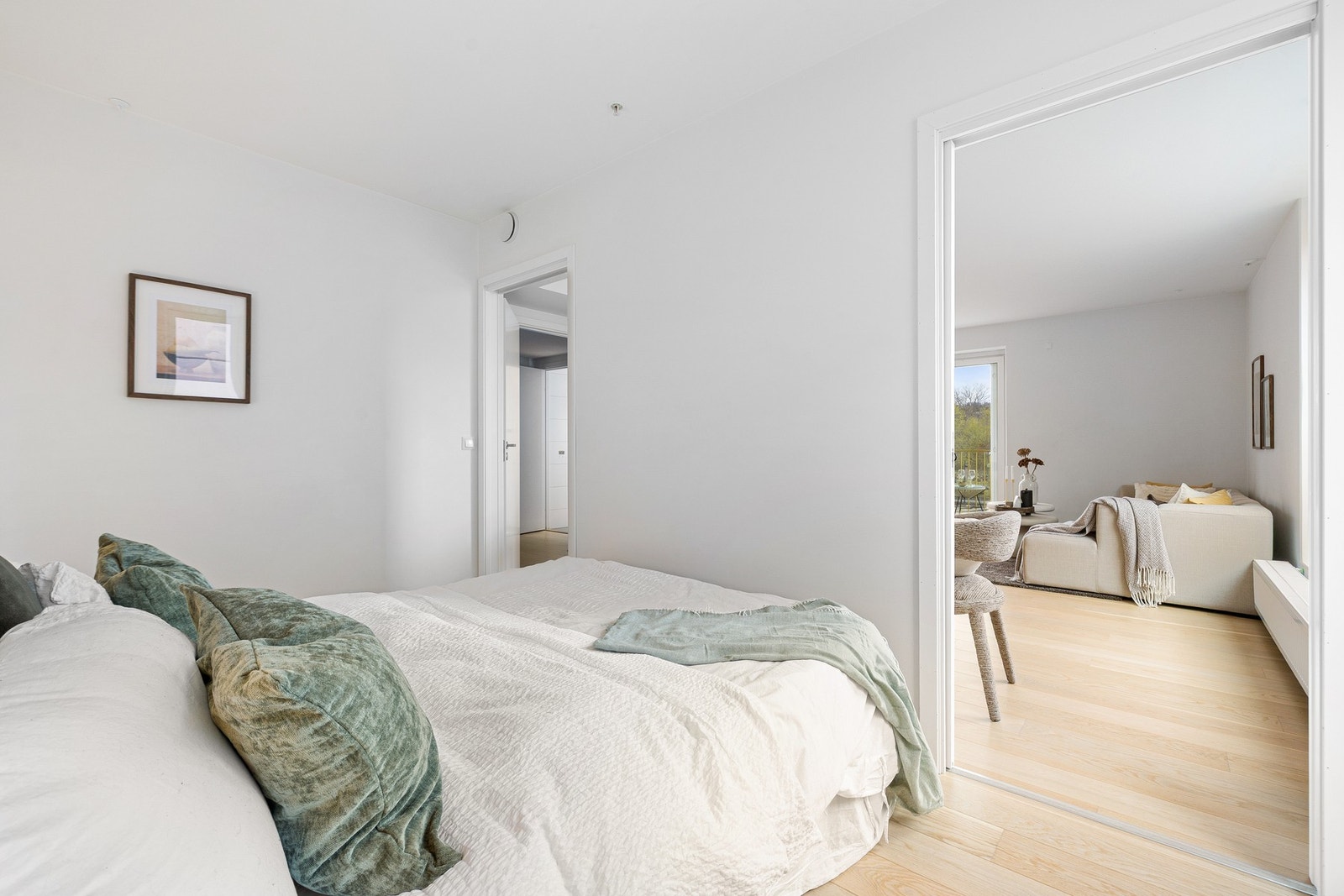 Soverom med god plass og to dører. Galleribilde