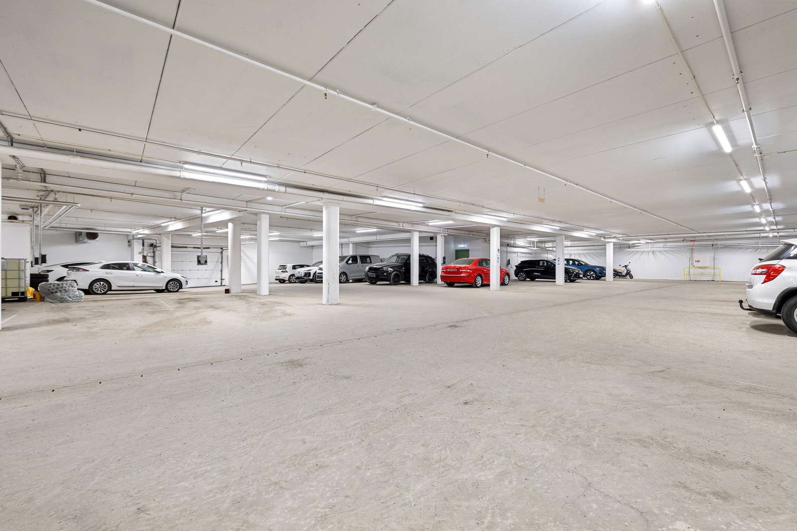 Det følger ikke parkeringsplass i parkeringskjelleren. Dagens eier har leid parkeringsplass. Galleribilde