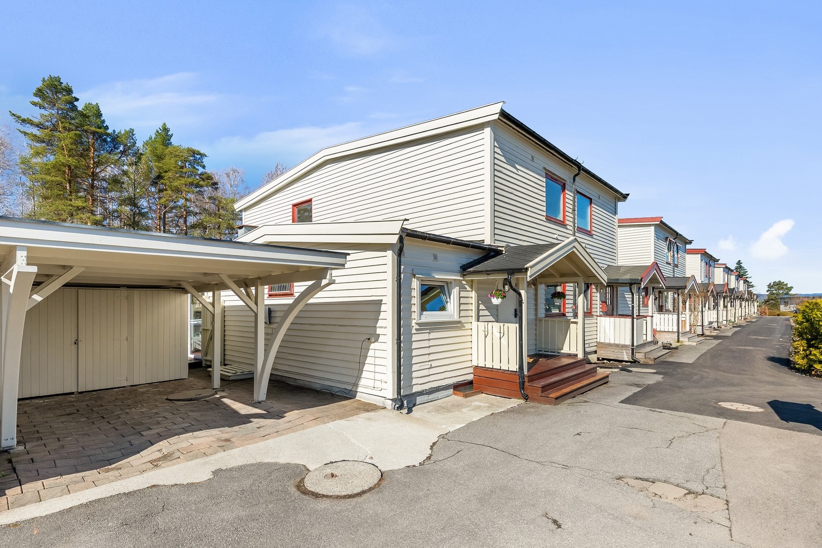 Gode parkeringsmuligheter med garasje gjennom aksjelaget og biloppstillingsplass i overbygd carport utenfor inngangspartiet. Galleribilde