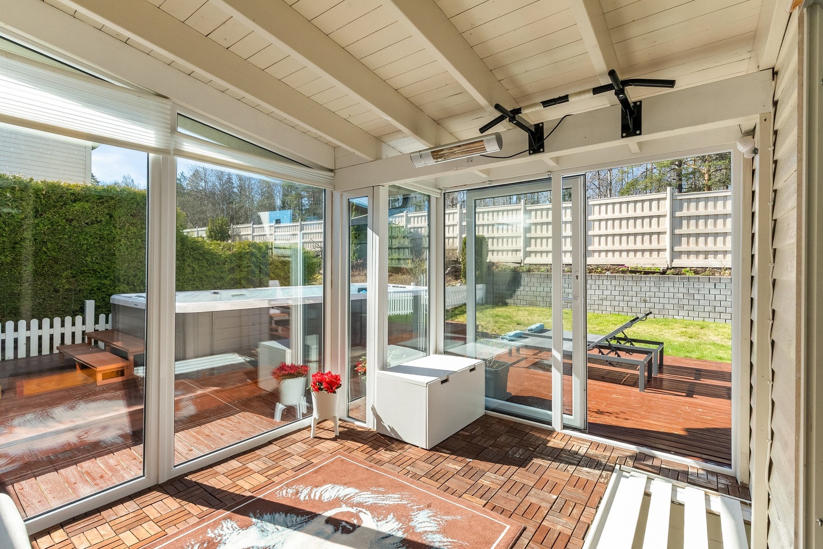 Boligen har en innglasset vinterhage, stor terrasse og flat hage, perfekt for uteaktiviteter. Galleribilde