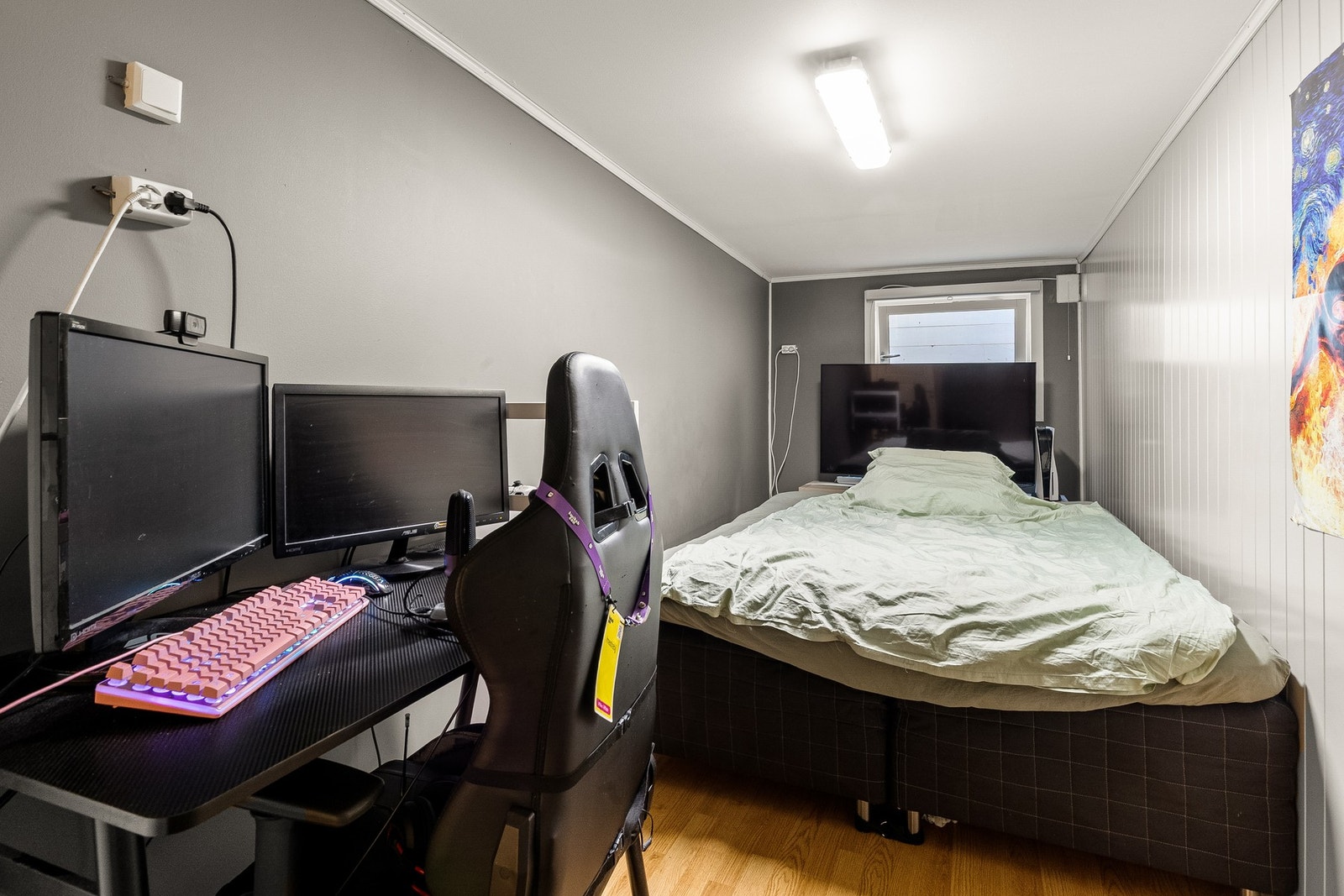 Soverom 2 er også av god størrelse. Her er det god plass til seng og annet ønsket møblement. Galleribilde