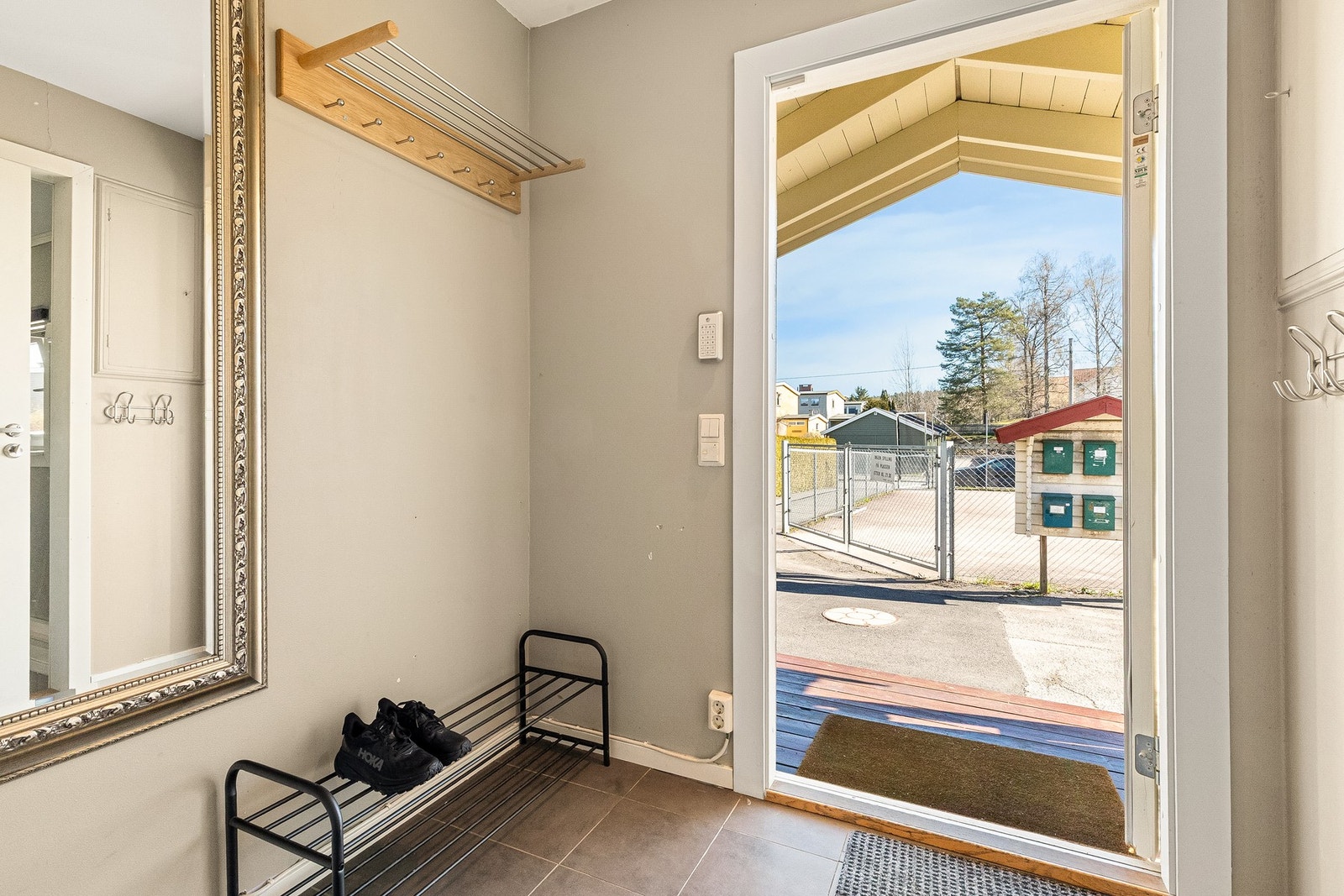 Fra entré kommer man ut til boligselskapets hyggelige gangvei. Galleribilde
