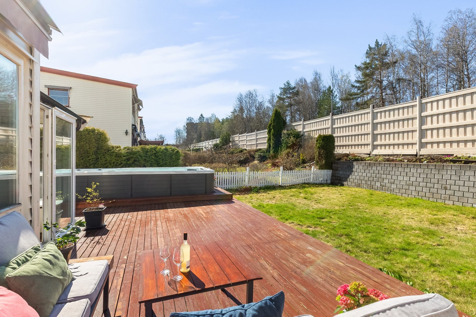 Boligen har en stor, flat hage og stor terrasse, perfekt for uteaktiviteter. Galleribilde