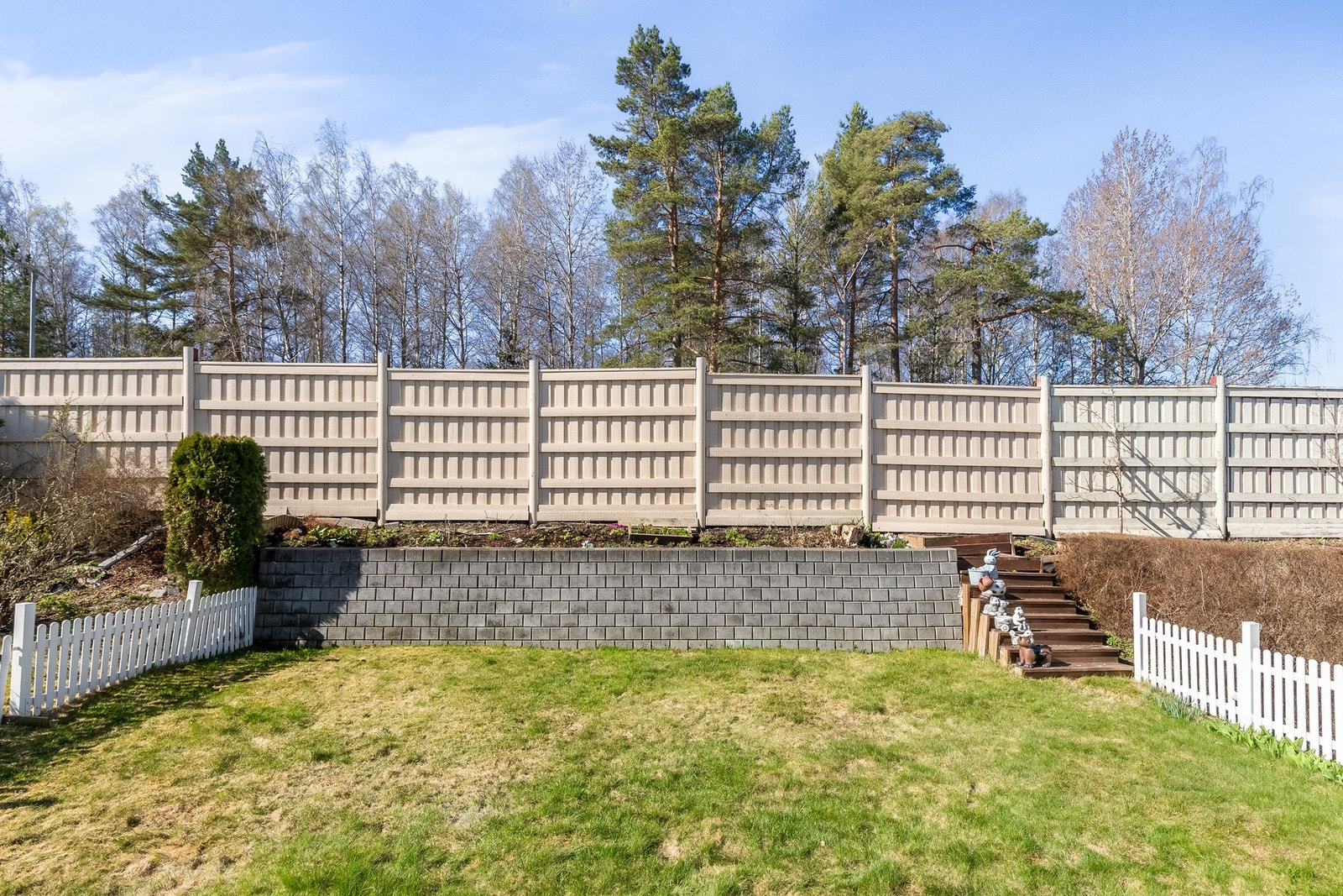 Hagen er skjermet fra veien. Galleribilde