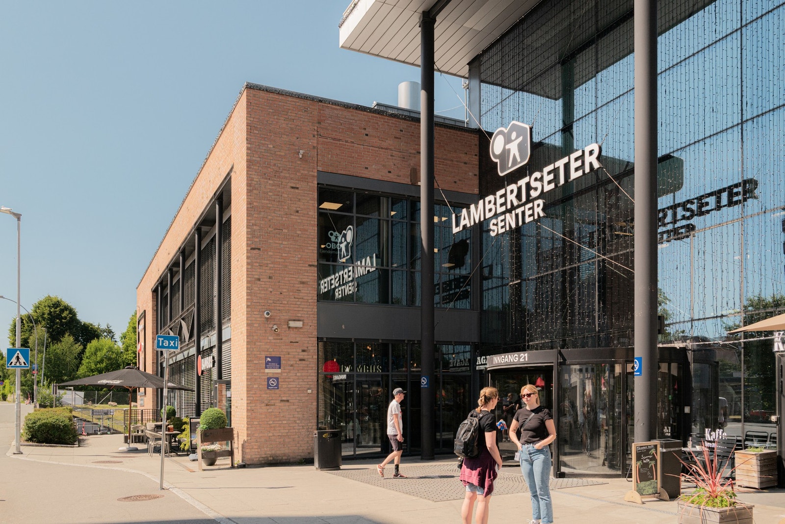 Fra boligen er det kort vei til Lambertseter Senter med butikker, caféer og et godt servicetilbud. Galleribilde