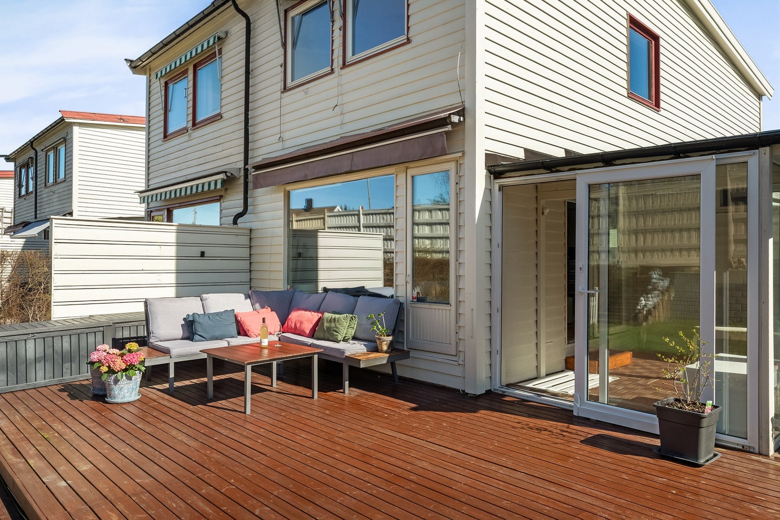 Fint terrasse, plass til møblering, beplanting og grill. Galleribilde