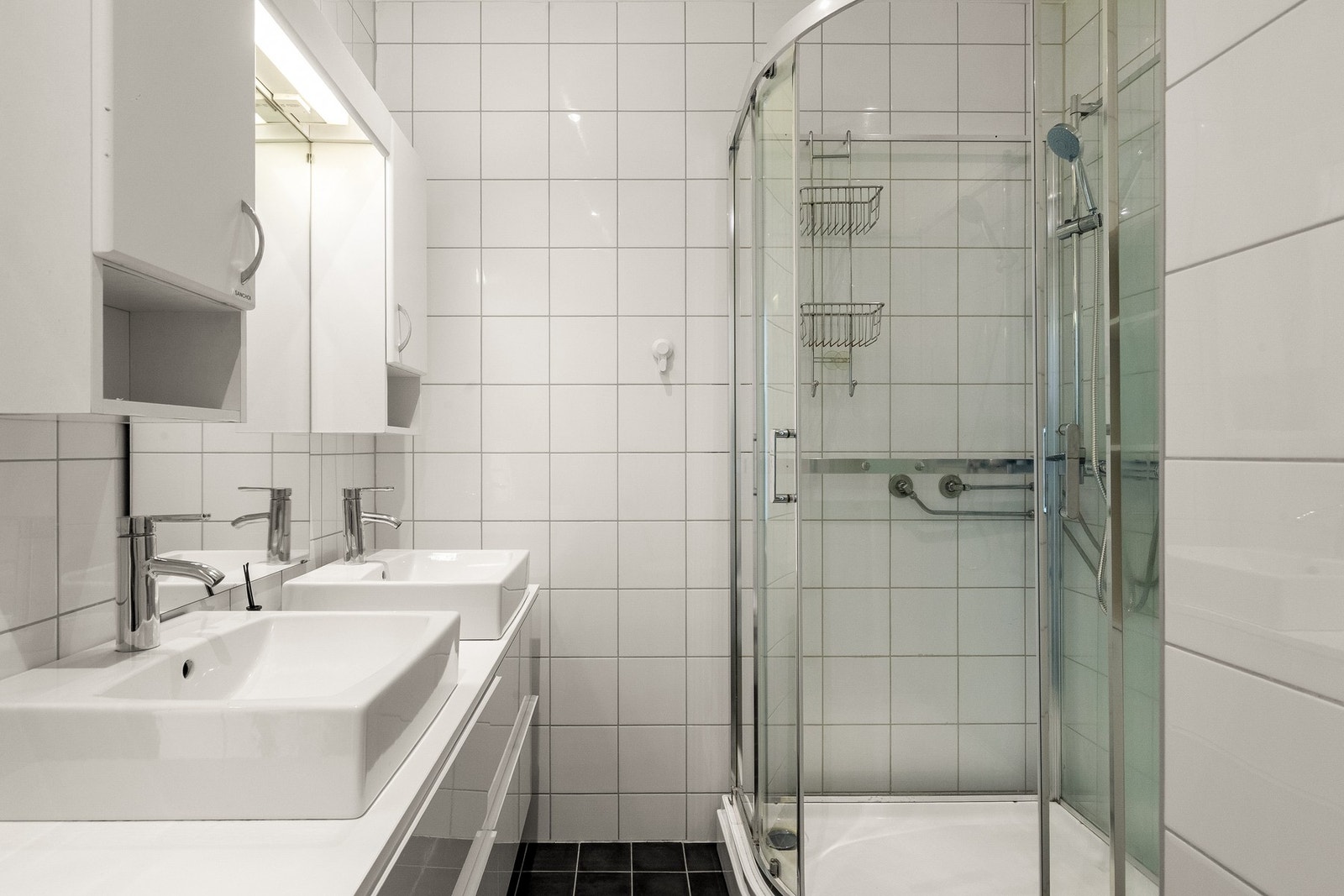Innbydende og tidløst baderom med flislagt gulv og flislagte vegger. Baderommet har termostatstyrte varmekabler i gulv. Galleribilde