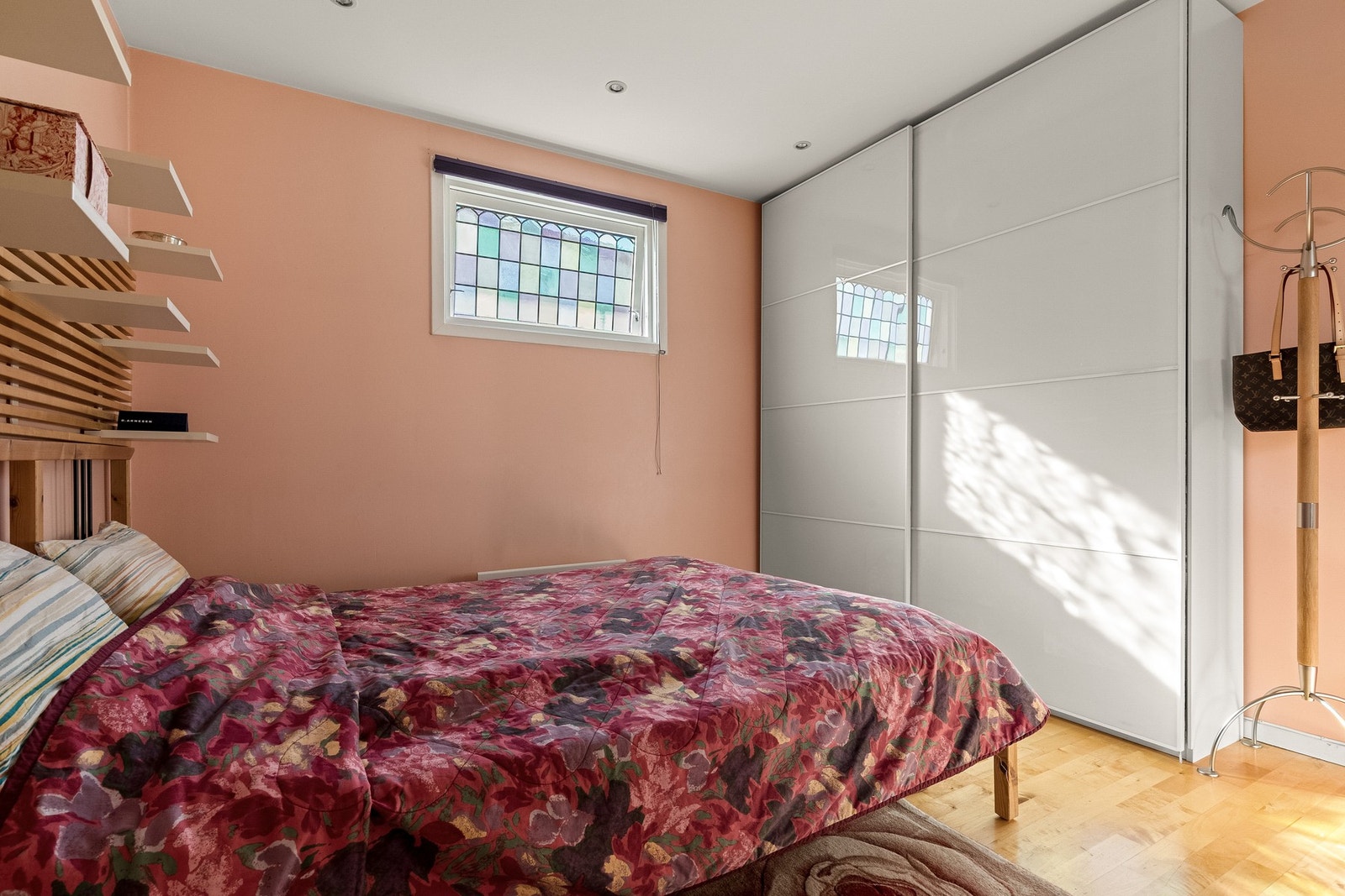 I første etasje er det ett rom innredet som soverom, kan også brukes som kontor, gjesterom eller lignende. Galleribilde