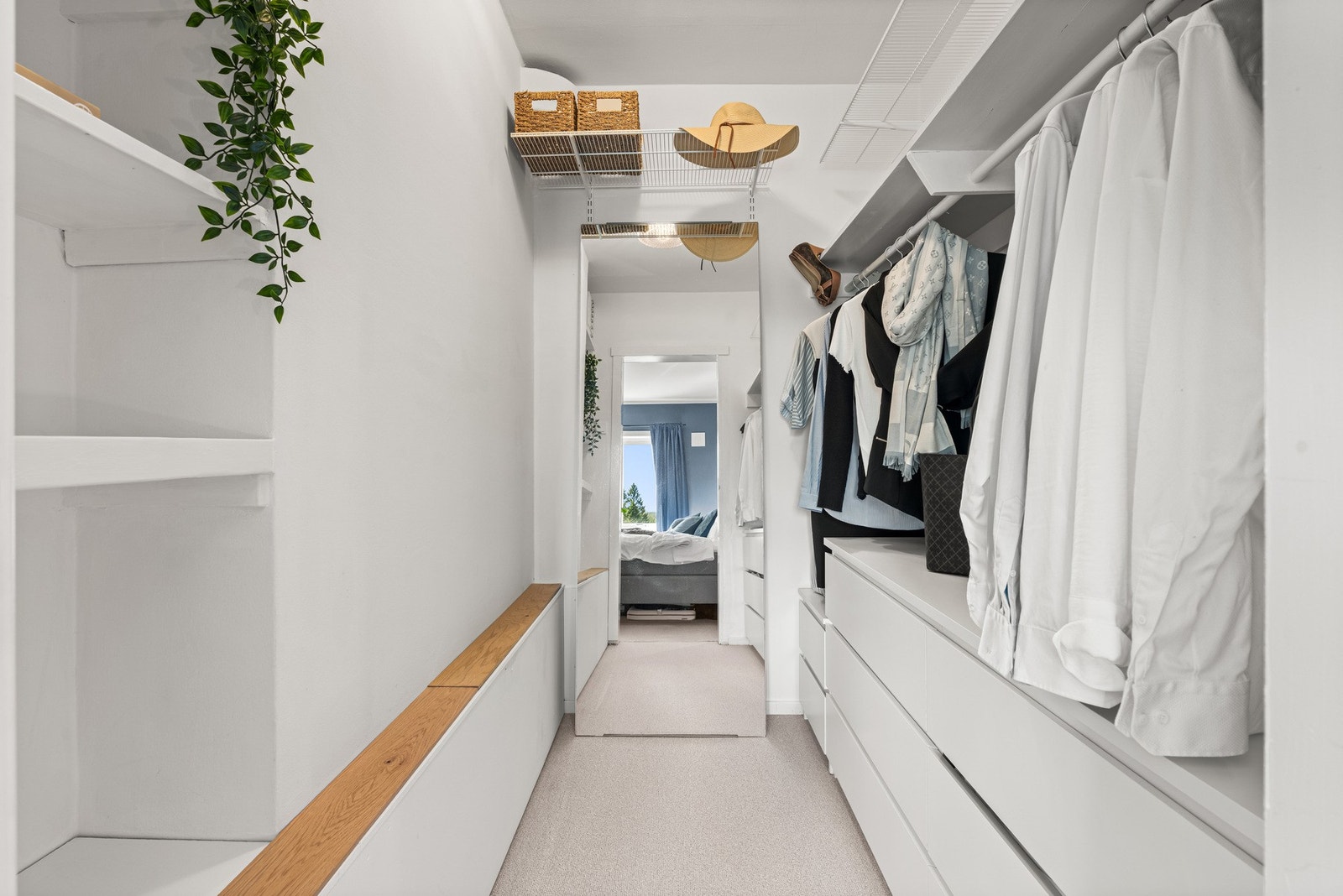 Praktisk walk-in som er smart innredet med både oppheng og hyller fra Elfa. Galleribilde