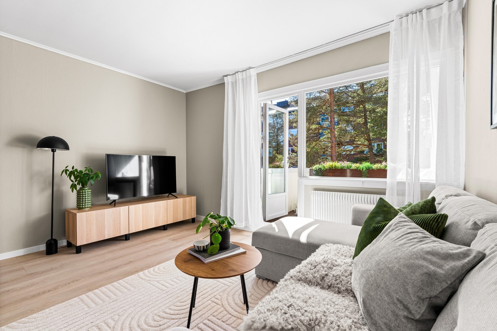 Både fyring (oppvarming), varmtvann og grunnpakke TV/internett er inkl. i de månedlige felleskostnadene. Galleribilde