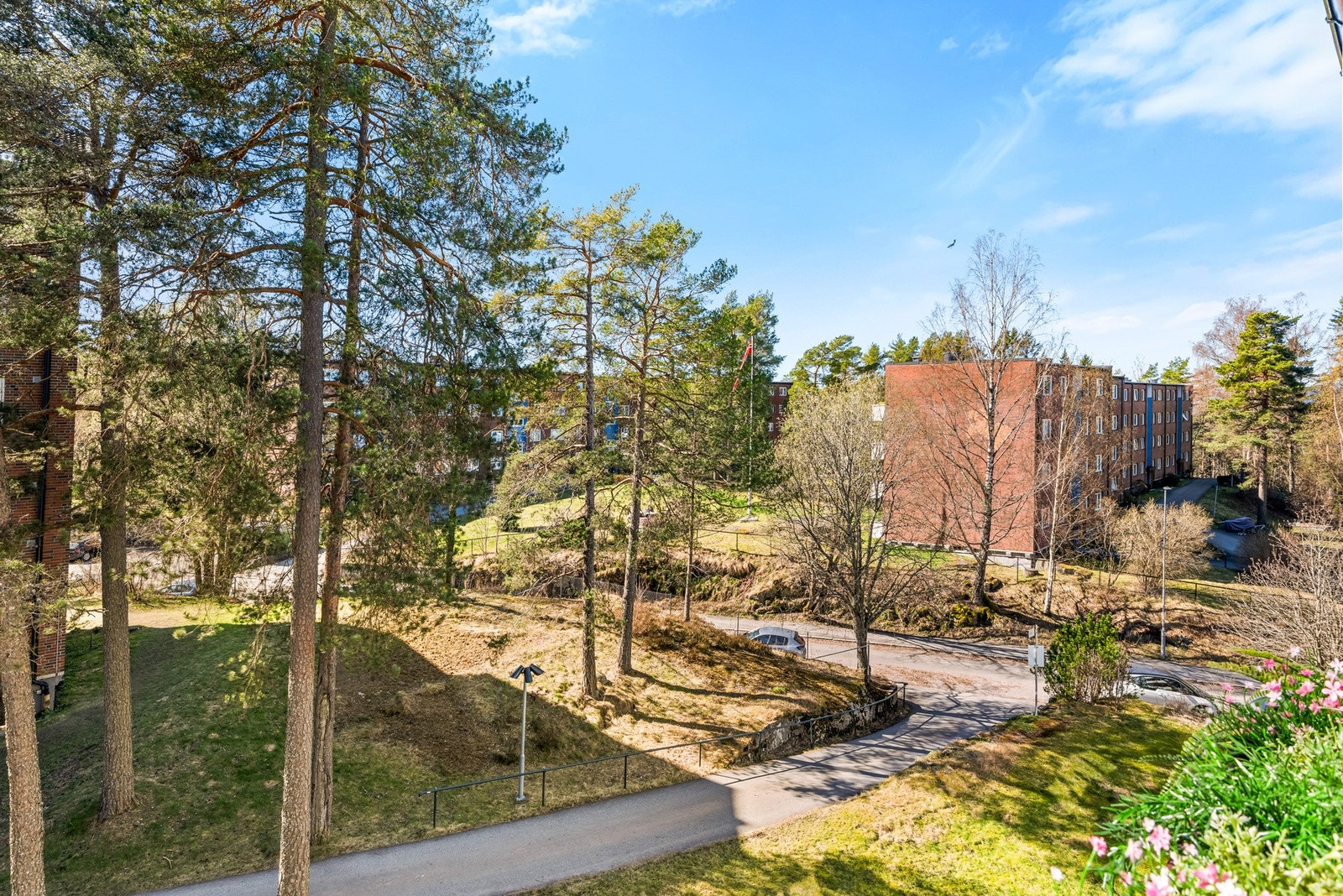 Fra balkongen er det hyggelig utsyn utover borettslagets grøntarealer. Galleribilde