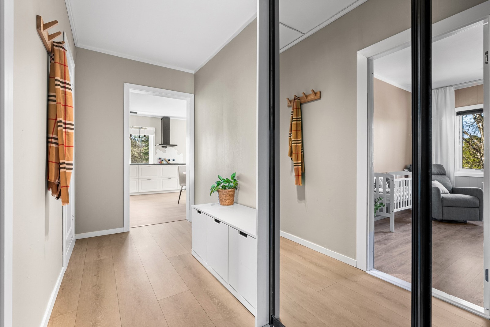 Entreen har en stor skyvedørsgarderobe for lagring, og ellers god plass til ytterligere oppheng og garderobeløsning. Galleribilde