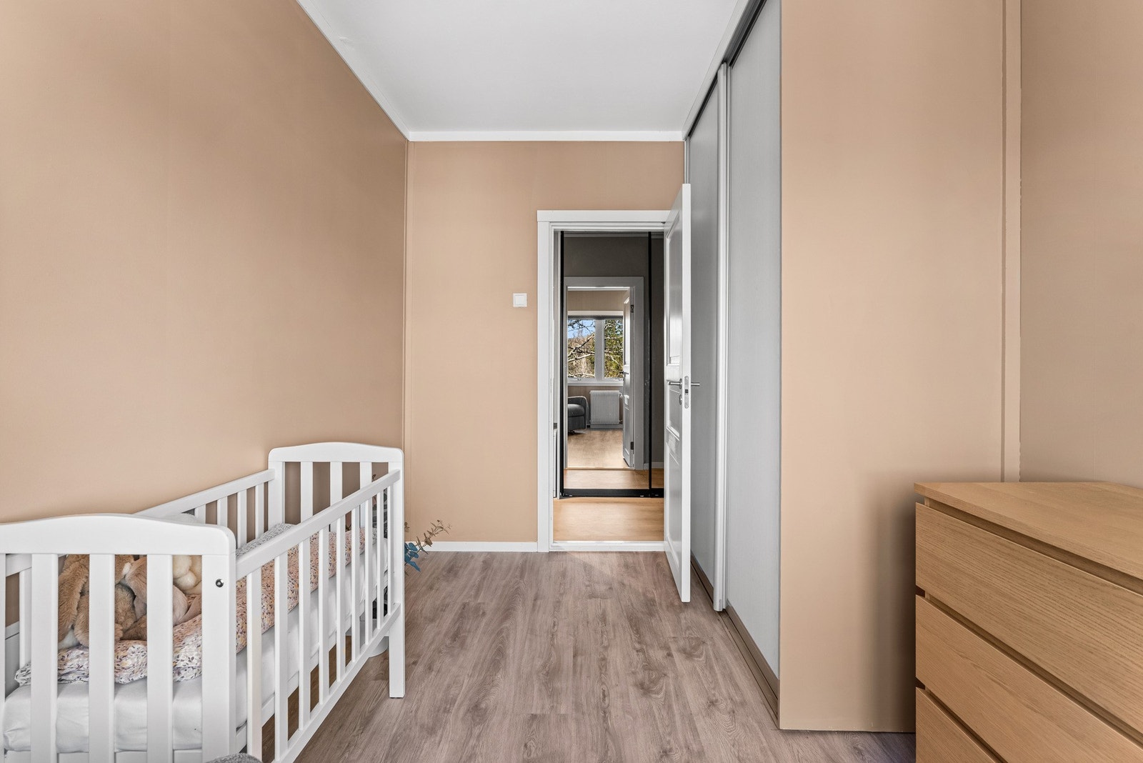 Rommet er innredet med en stor skyvedørsgarderobe for lagring, og ytterligere lagringsplass finnes i to disponible kjellerboder på til sammen ca. 7 kvm. Galleribilde