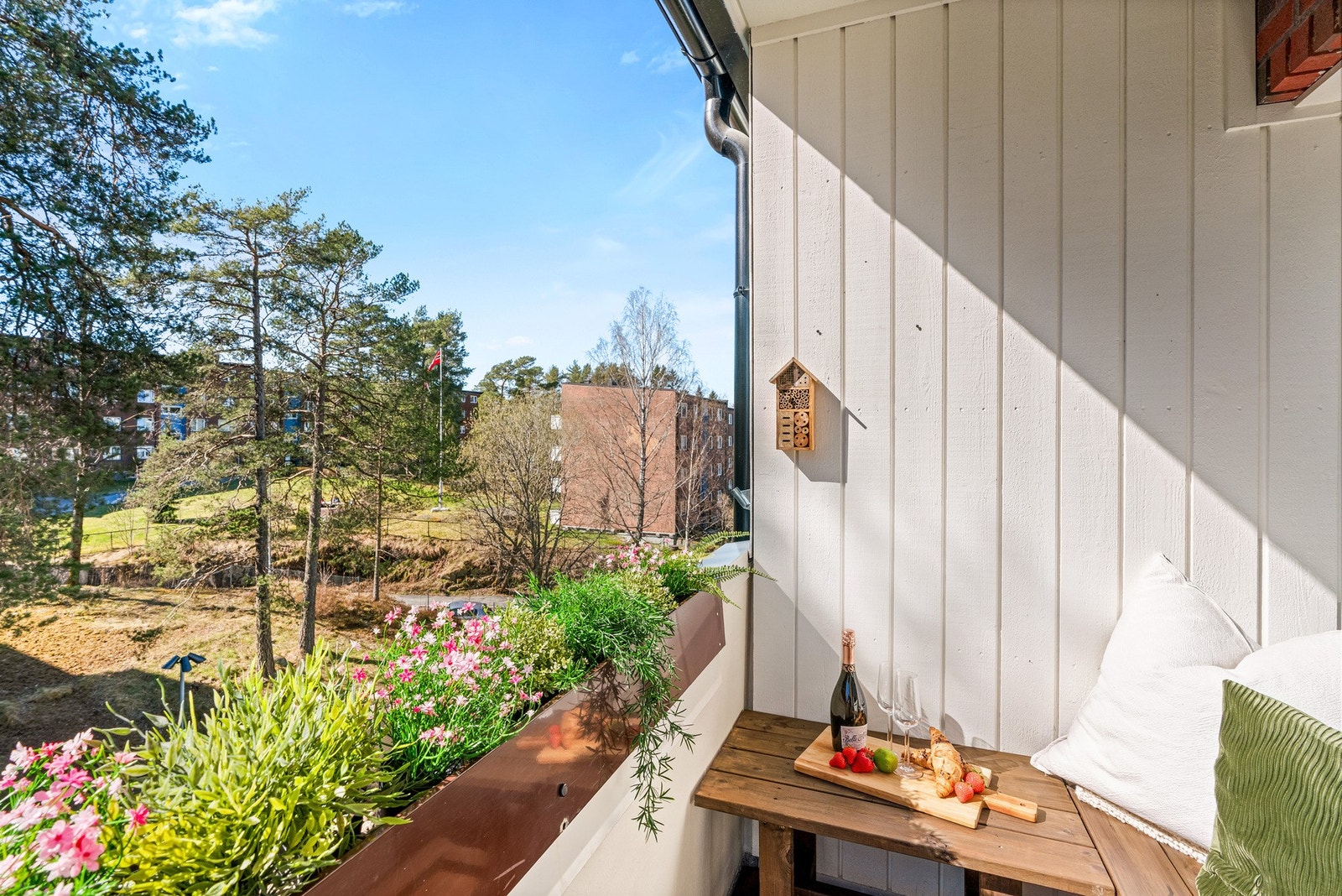Fra stuen er det utgang til en solrik, sydvestvendt balkong med overbygg. Her er det lagt nyere gulv av terrassebord og laget en fin, tilpasset sitteplass. Galleribilde