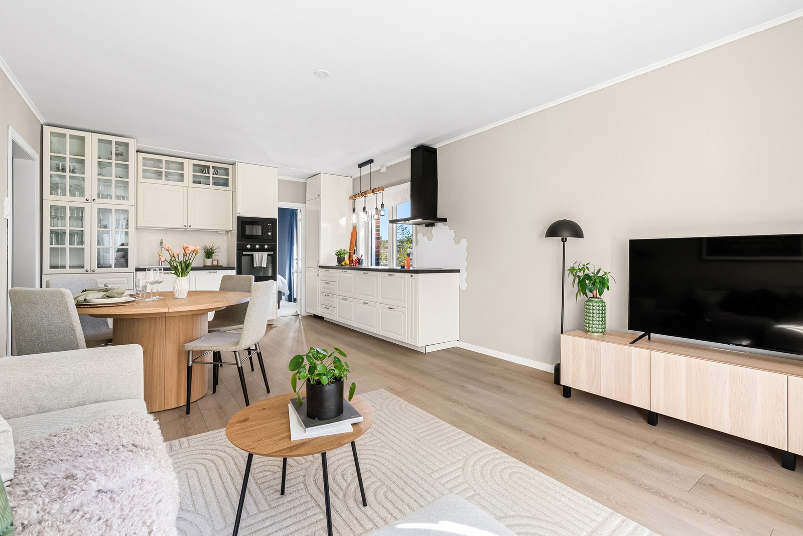 Kjøkkenet ligger i en åpen løsning mot stuen, og fikk en ny, lekker innredning fra Ikea i 2022, plassert i en romslig L-form. Galleribilde