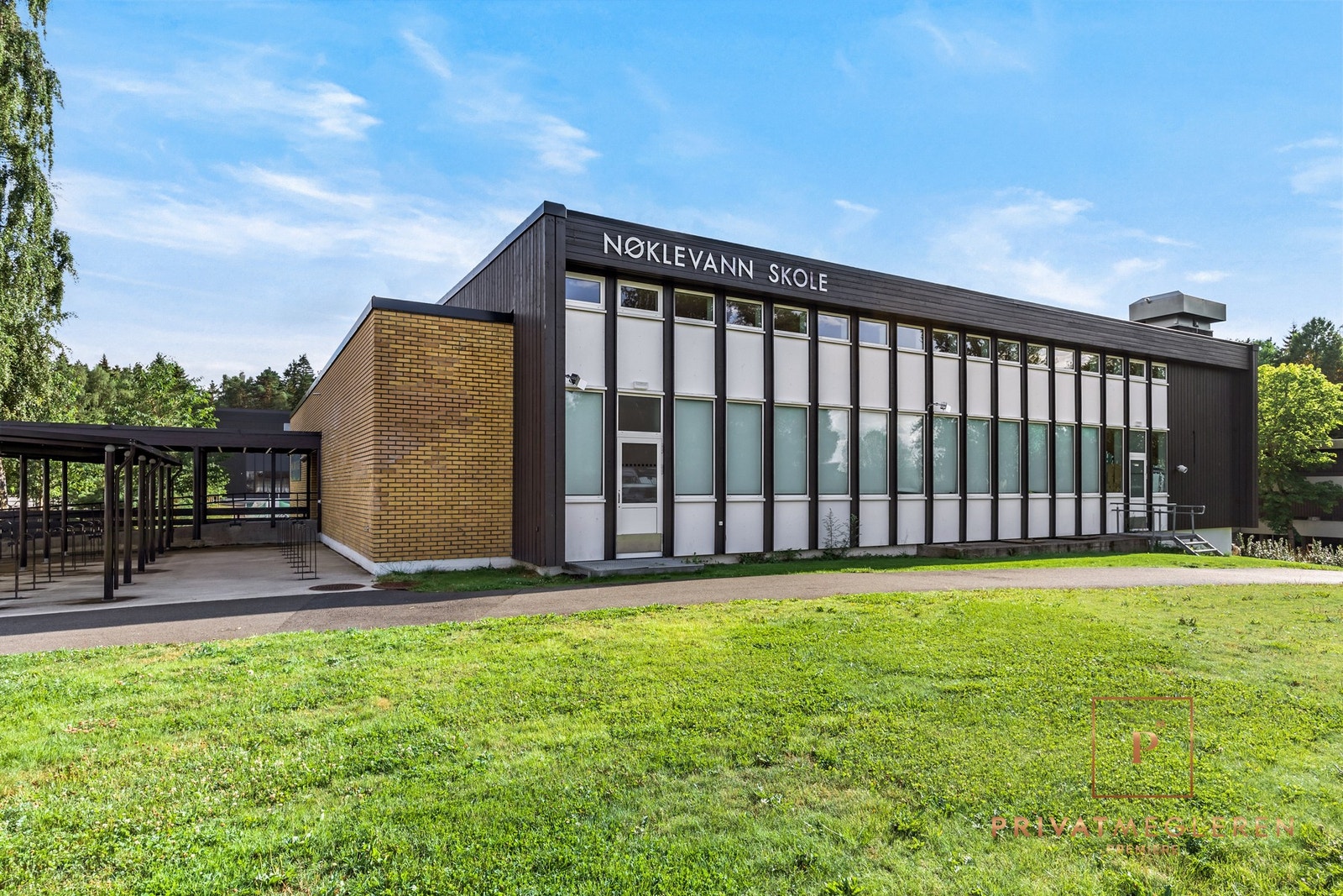 Det er kort gangavstand til Nøklevann skole. Skolen har omtrent 430 elever fra 1. til 7. trinn. Galleribilde