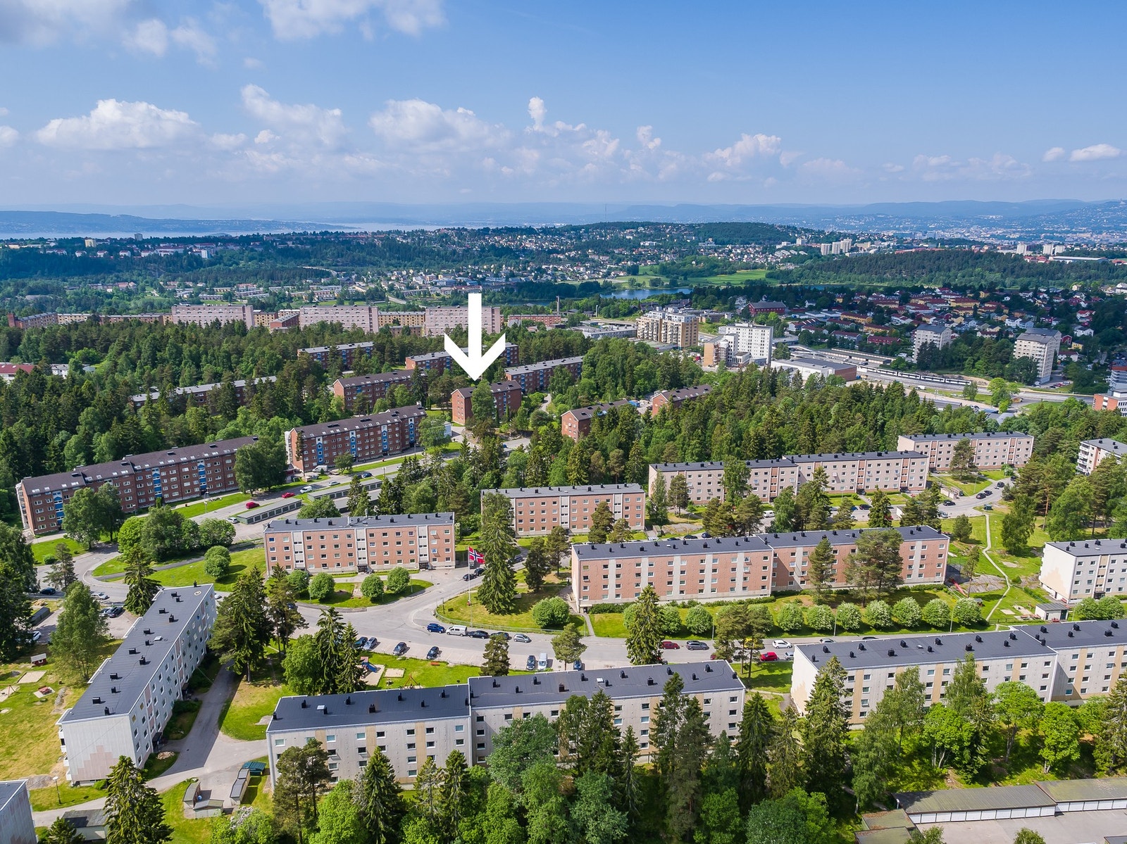 Beliggenheten er sentral og attraktiv, med umiddelbar nærhet til Haraløkka, Østmarka, Bøler senter, T-banestasjon og busstopp, samt kort vei til treningssentre og flotte turområder. Galleribilde