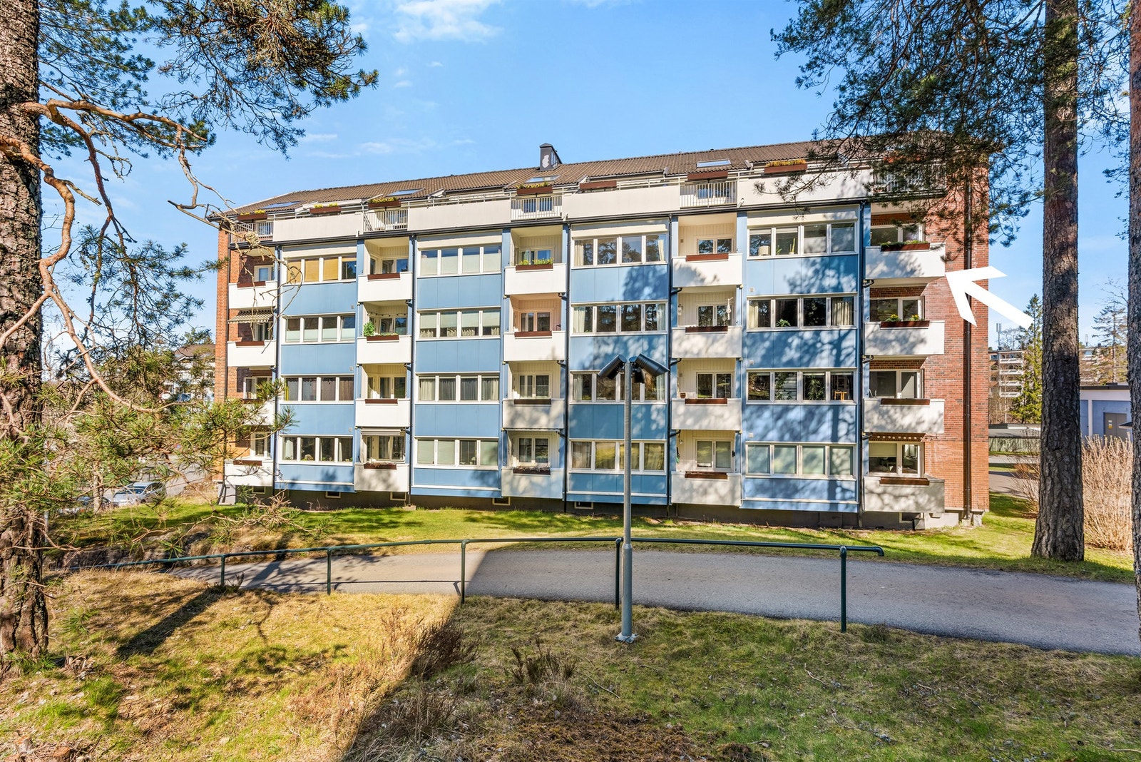 Leiligheten ligger fint plassert på enden i byggets fjerde etasje. Beliggenheten er både sentral og svært attraktiv. Velkommen på visning! Galleribilde