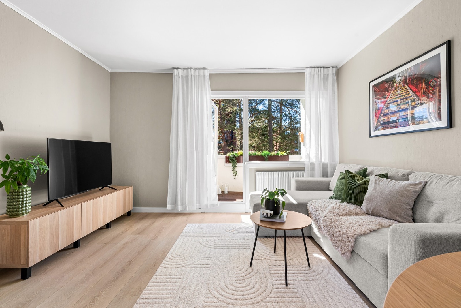 Stuen er lys og luftig og har fin plass til å innredes med sofa, tv og tilhørende møblement. Galleribilde