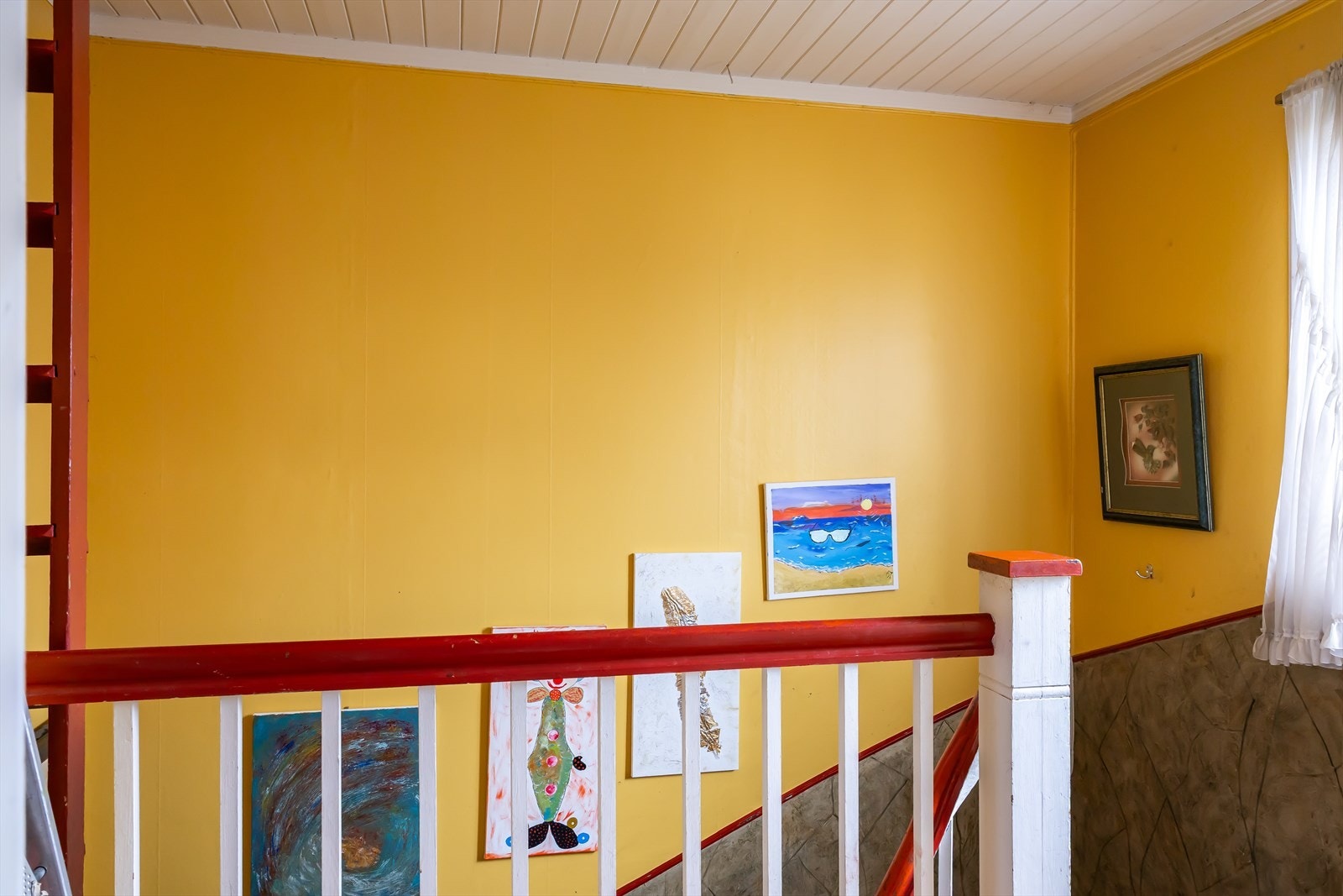 Trappeoppgang sentralt i boligen fra inngangsparti Galleribilde