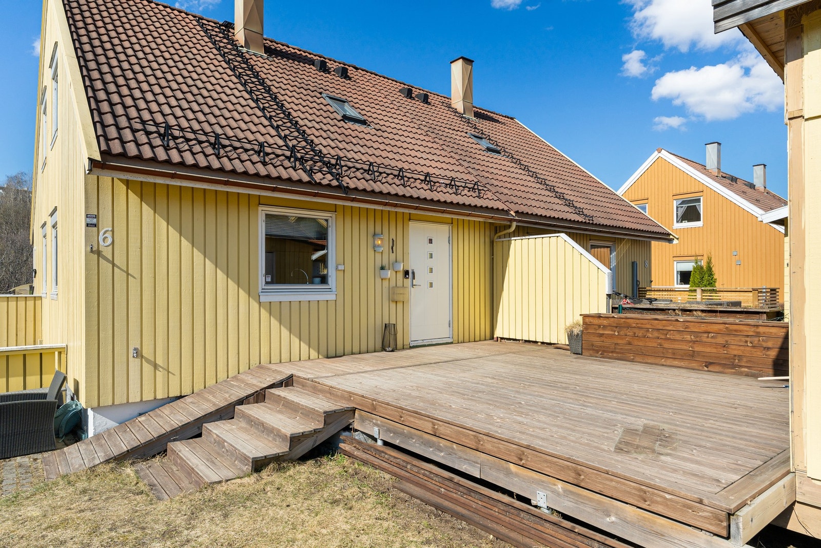 Boligen har flere solrike uteplasser. Her får du også gode oppbevaringsmuligheter med bod foran terrassen. Galleribilde