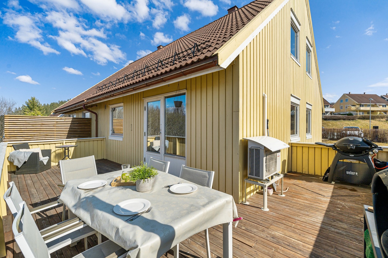 Innholdsrik familiebolig over to plan med 58 kvm solrik terrasse. Galleribilde