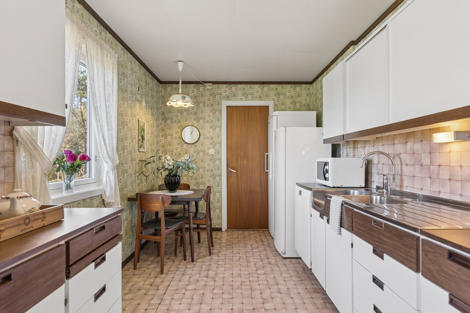 Rommet er utstyrt med frittstående hvitevarer og har plass til en hyggelig spisekrok ved vinduet. Videre tilkomst til vaskerom fra kjøkkenet. Galleribilde