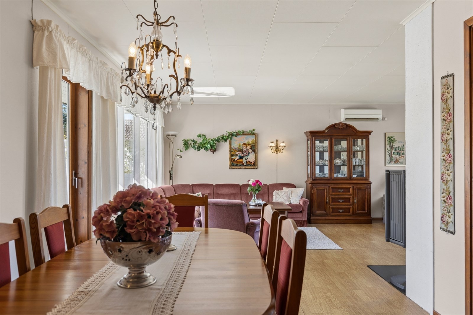 God plass til spisegruppe i stuen. Galleribilde