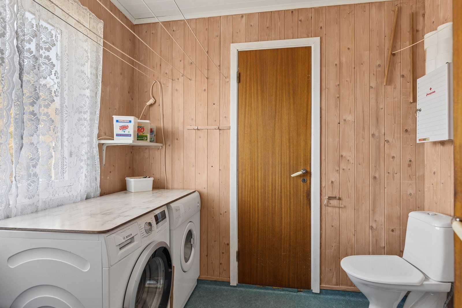 Vaskerommet har opplegg for vaskemaskin, utslagsvask og toalett. (Vaskerom har fått TG3 av takstmann og har behov for renovering). Galleribilde