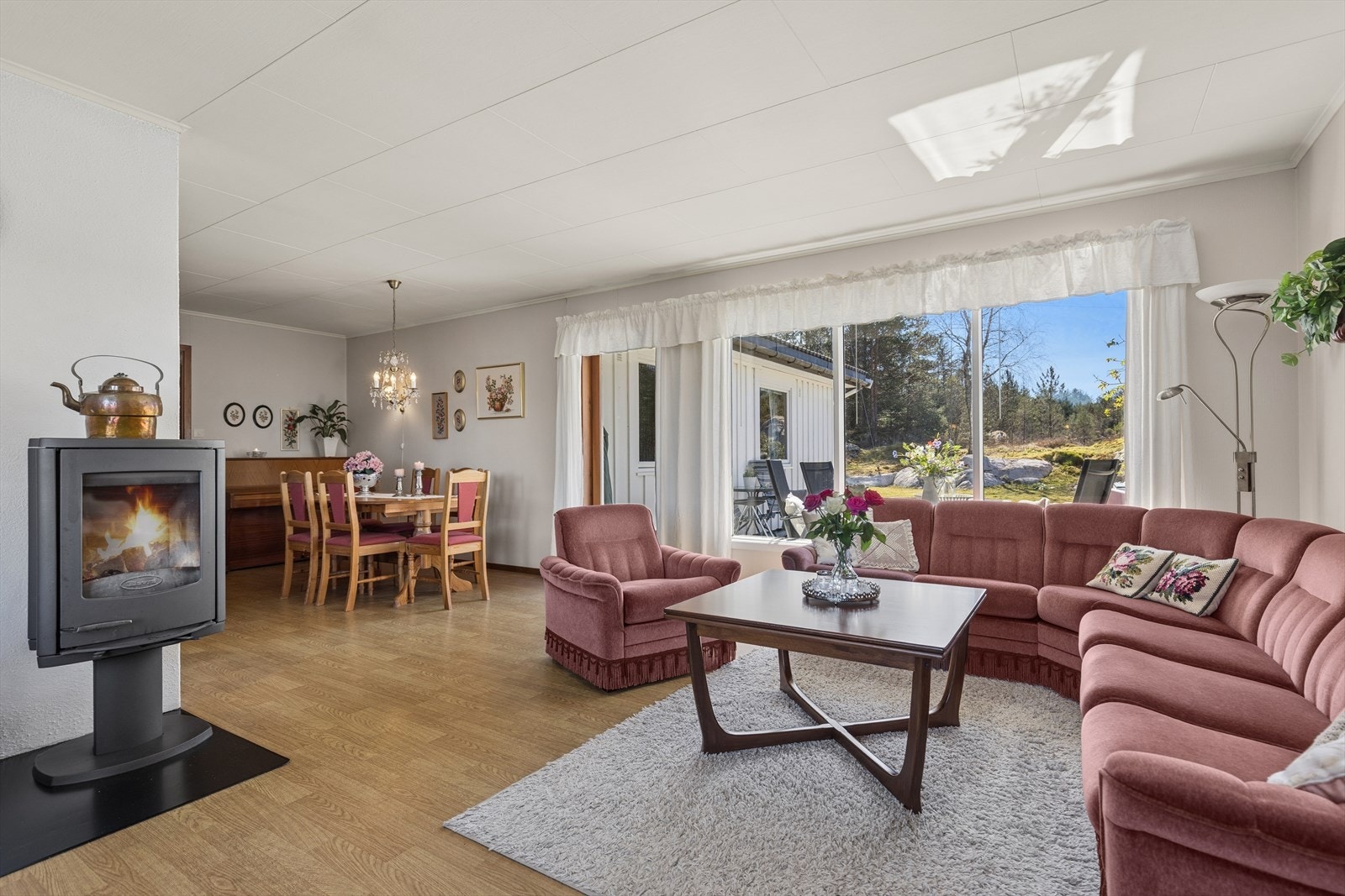 Stuen er romslig og har store vindusflater som slipper inn godt med lys, samt utgang til en stor uteplass. Galleribilde