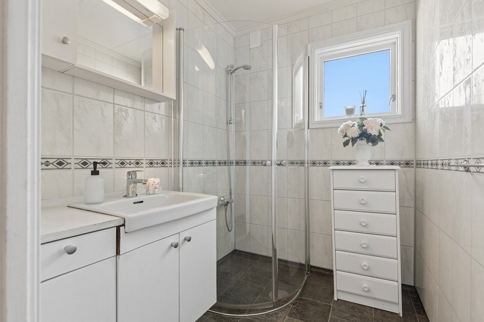 Badet ble oppgradert i 2008 med baderomsplater, vinylbelegg og nye plastrør. Sluken ble fornyet i 2023. Galleribilde