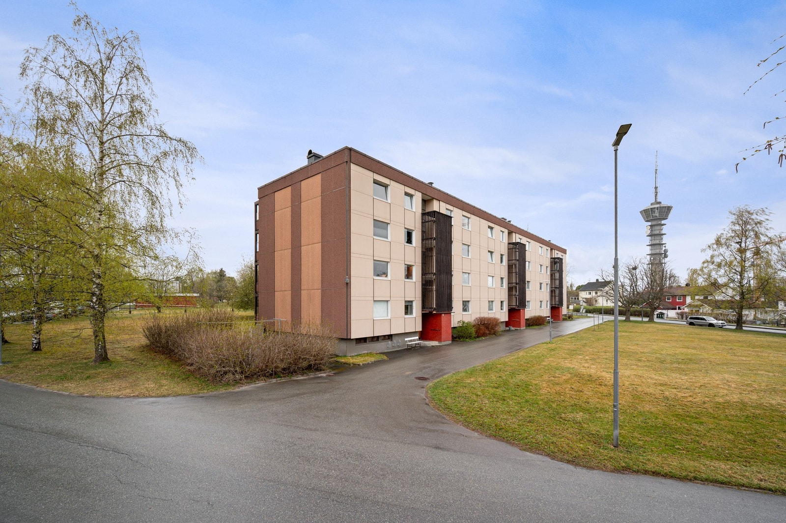 Fasade. leiligheten har en flott plassering i byggets 2. etasje. Galleribilde