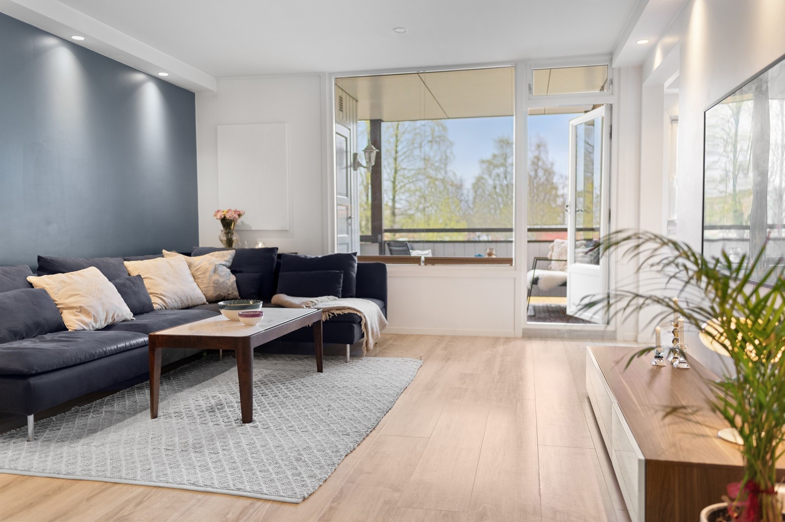 Stueområdet måler ca. 23m² og har ypperlige møblerings muligheter. De store vindusflatene slipper inn rikelig med naturlig lys som, sammen med den gode takhøyden, bidrar til leilighetens lette og behagelig atmosfære. Galleribilde