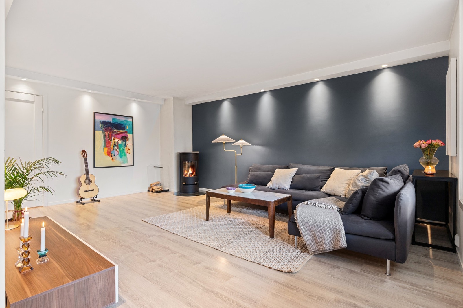 Leiligheten måler hele 73m² BRA-I og har en god, gjennomtenkt planløsning. Her får du kvaliteter som downlights i himling, lekkert 1-stavs laminatgulv og store vindusflater. Galleribilde