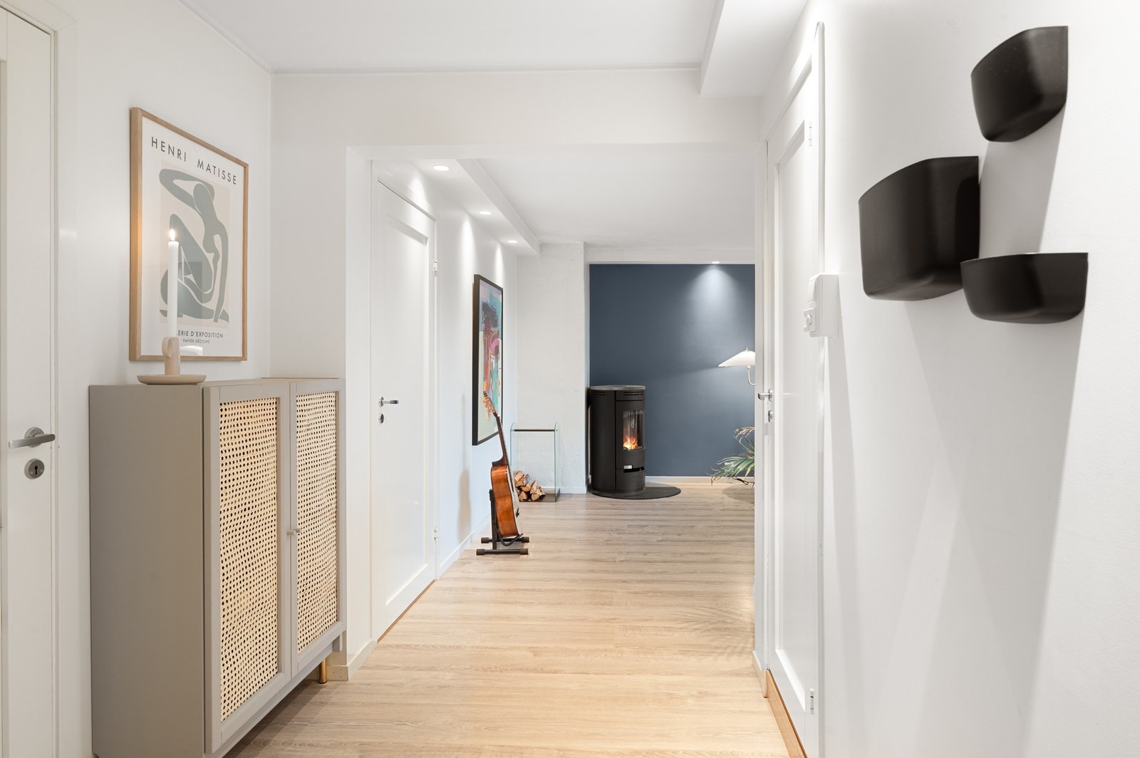 Lys og innbydende entré på ca. 5m² med god plass til å henge fra seg yttertøy. Galleribilde