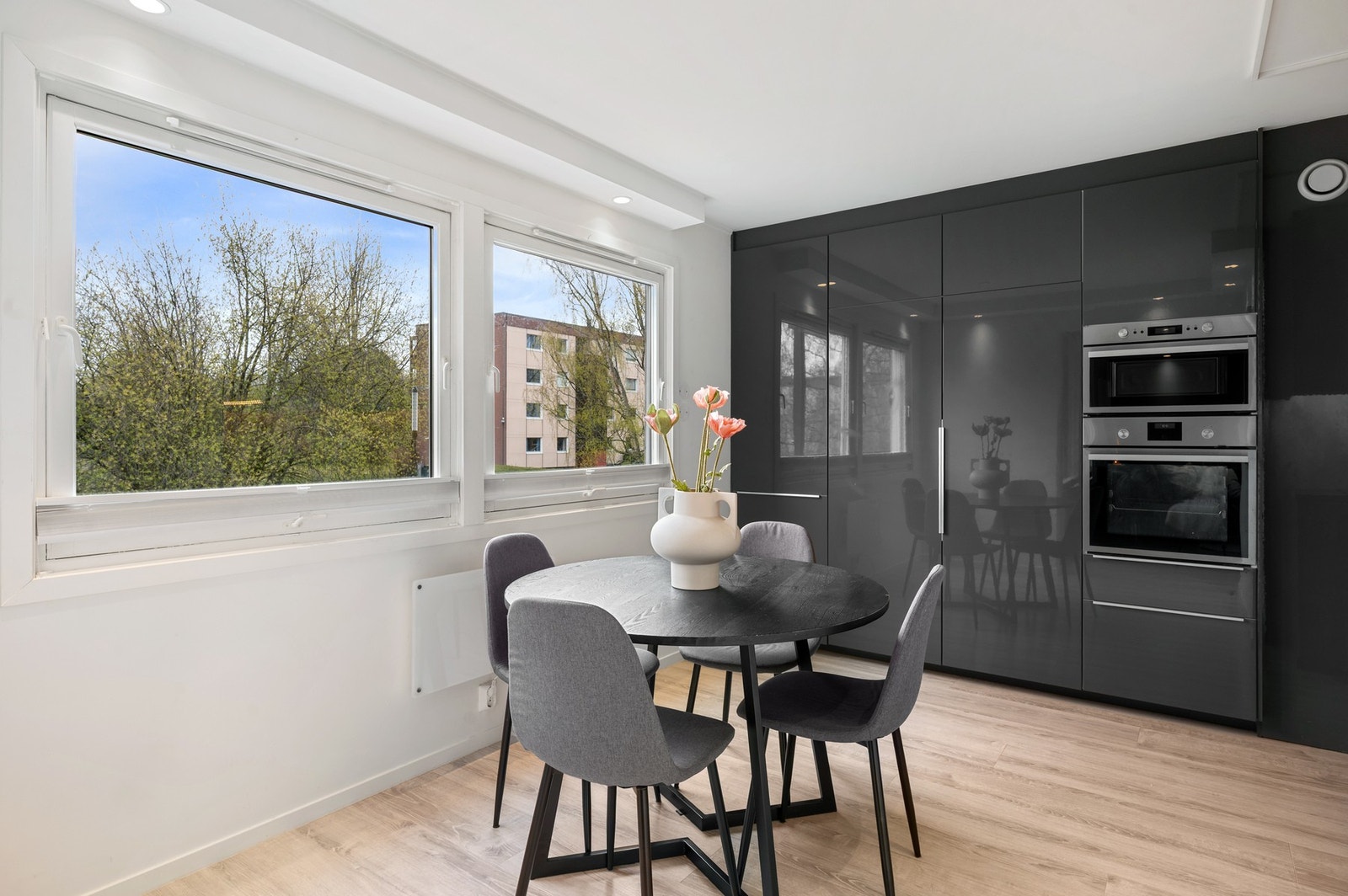Her får man både integrert kjøleskap og fryseskap separat, samt stekeovn og mikrobølgeovn praktisk plassert i arbeidshøyde. Videre har kjøkkenet integrerte hvitevarer som platetopp og oppvaskmaskin. Galleribilde