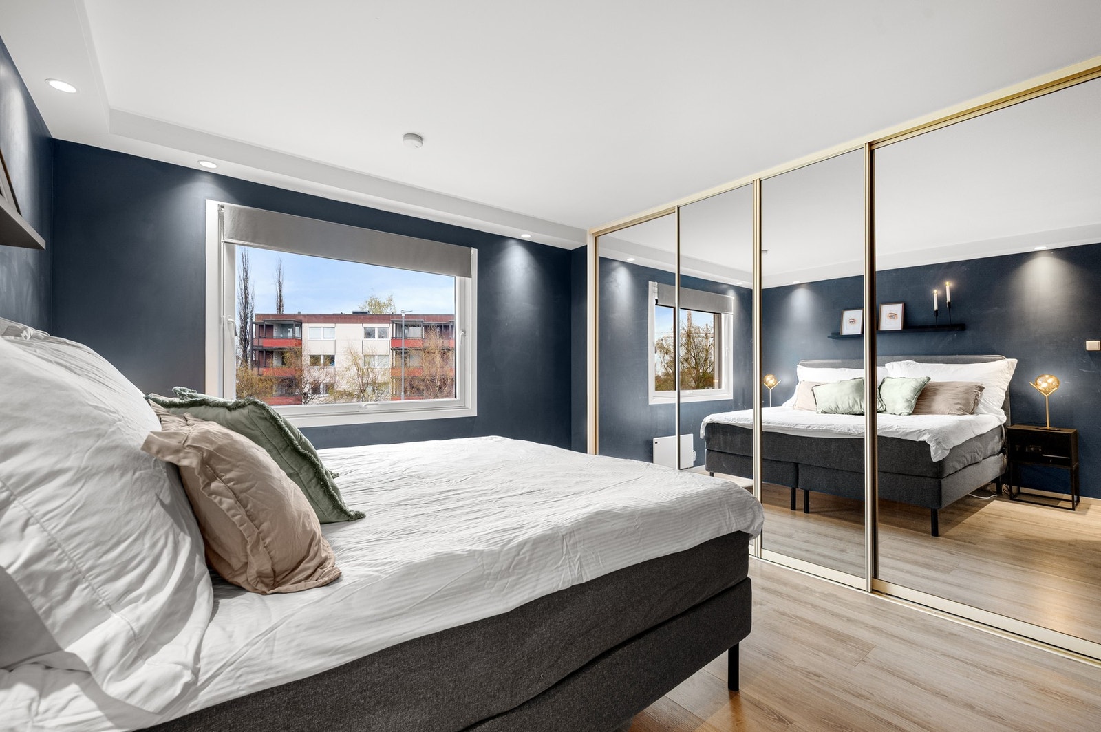 Skyvedørsgarderobe med svært god oppbevaringsplass. Det følger også 2 stk. boder i kjeller for ekstra lagringsplass. Galleribilde
