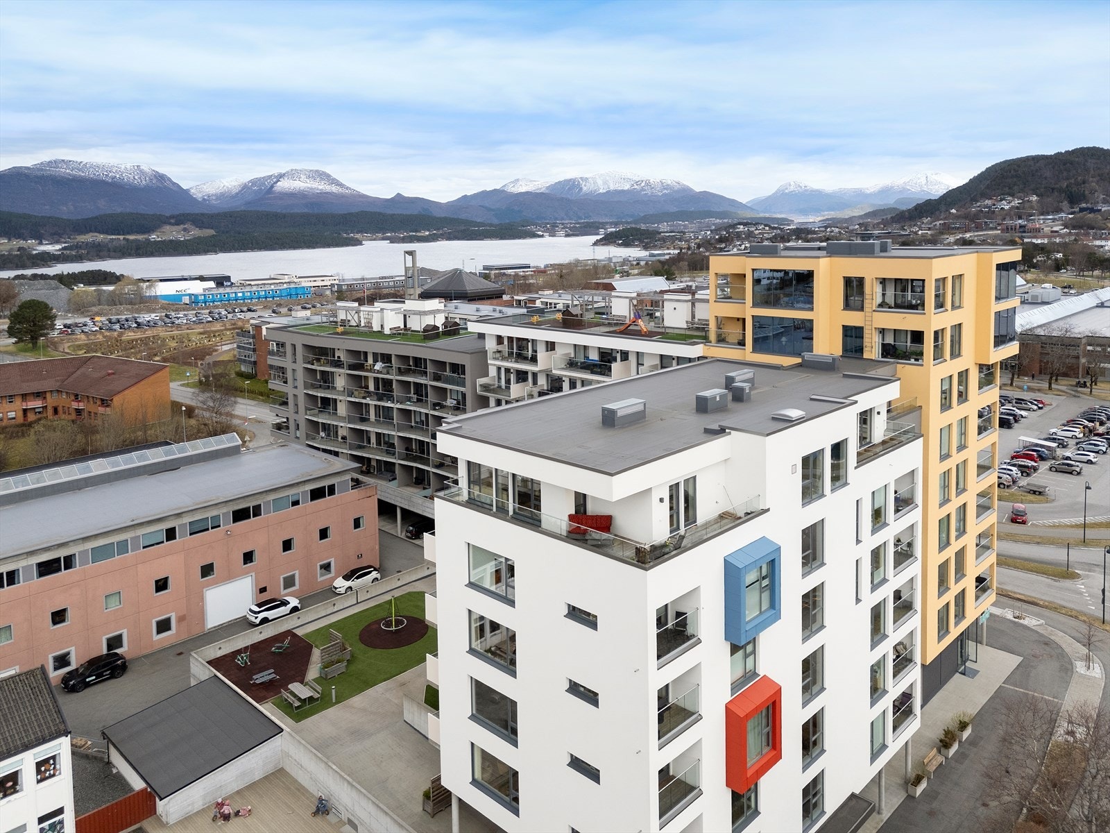 Dronefoto av bygget og leiligheten Galleribilde