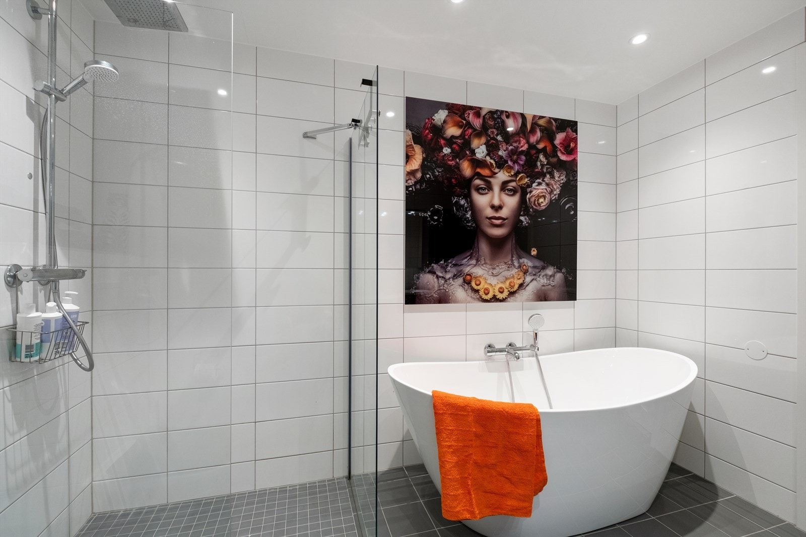 Badet er romslig med både dusjhjørne og badekar Galleribilde