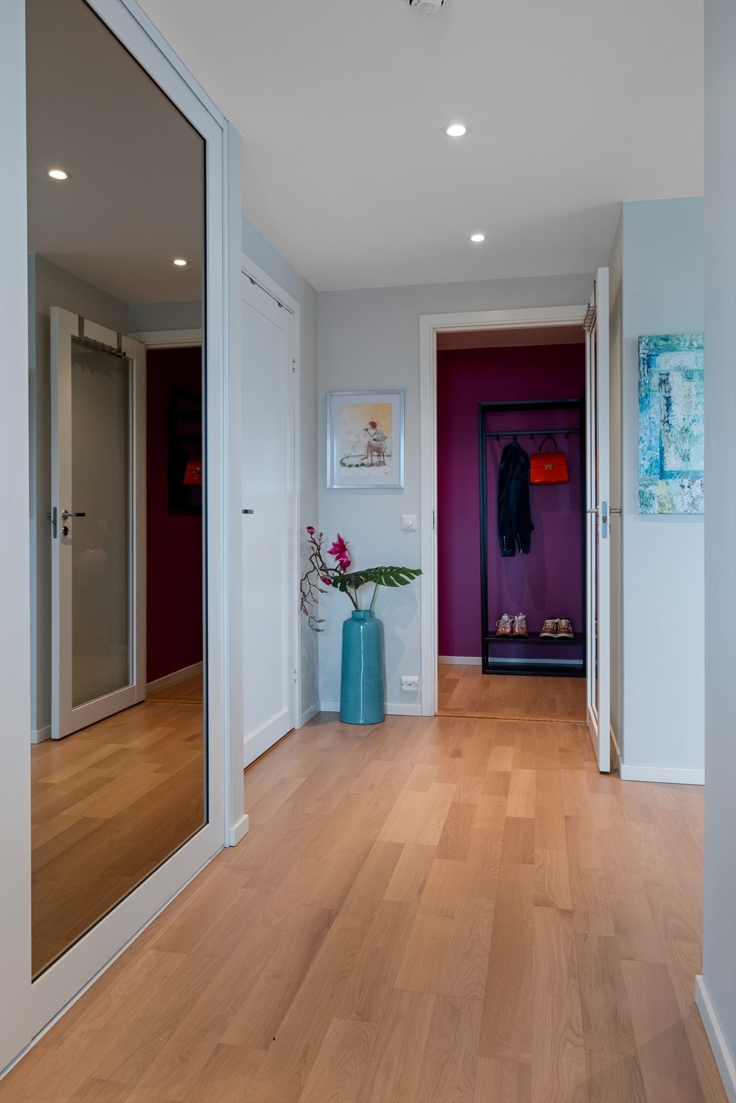 Skyvedørsgarderobe i gangen Galleribilde