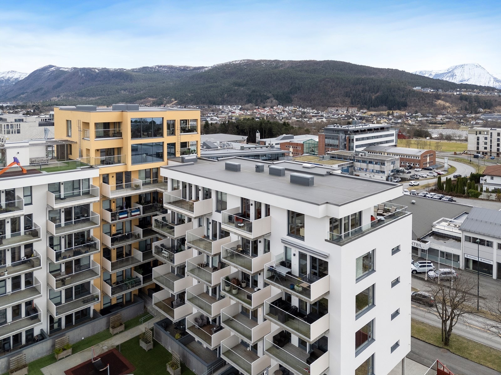 Dronefoto av bygget og leiligheten Galleribilde