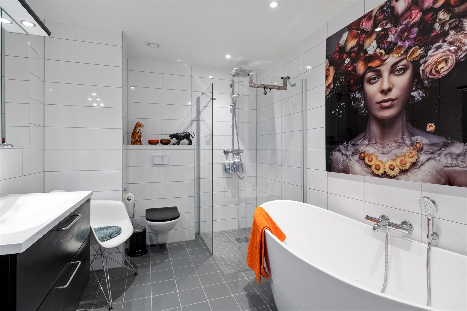 Badet er romslig med både dusjhjørne og badekar Galleribilde