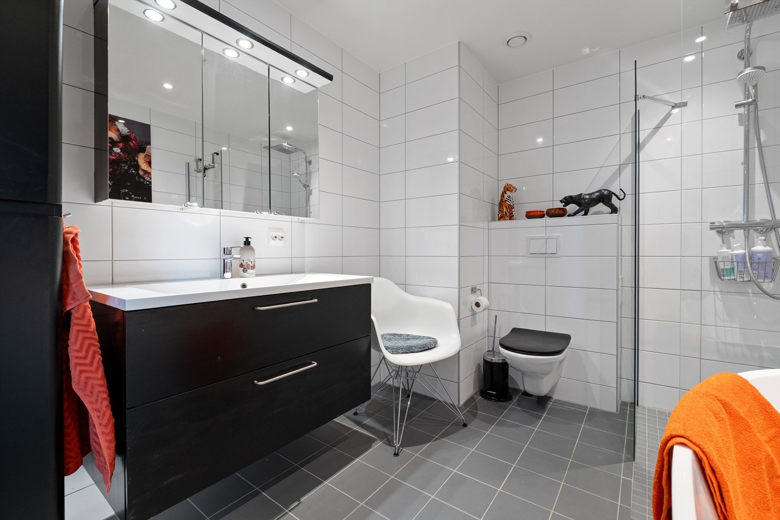 Badet er romslig med både dusjhjørne og badekar Galleribilde
