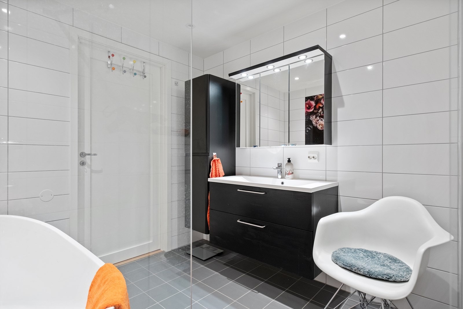 Badet er romslig med både dusjhjørne og badekar Galleribilde