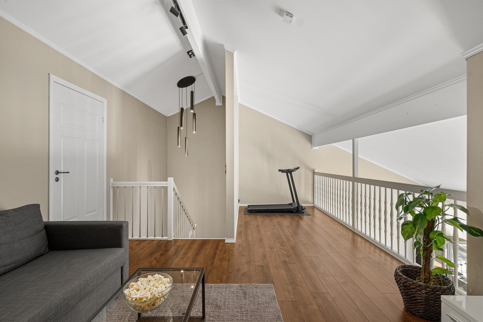Hems med god plass og fleksibel bruk. Arealet egner seg godt som ekstra oppholdsrom og kan innredes med sofa, TV-løsning og treningsapparat. Galleribilde