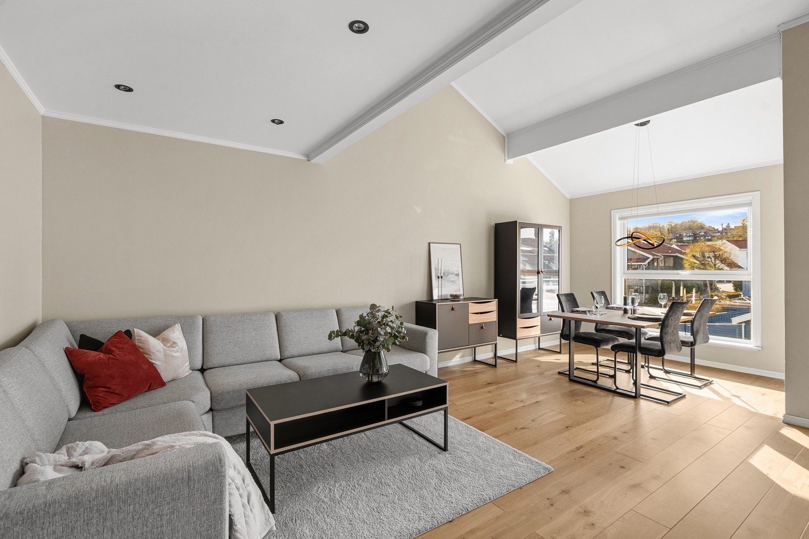 Fra stuen er det utgang til en innglasset terrasse, som fungerer som en naturlig forlengelse av oppholdsrommet og gir en lun og brukervennlig uteplass store deler av året. Galleribilde