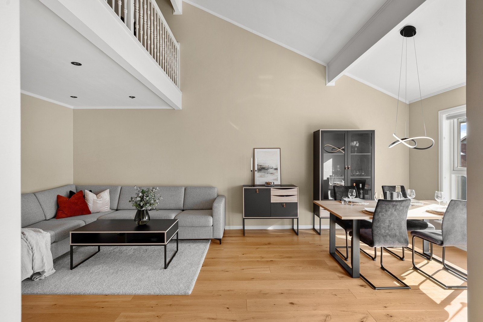Stuen har god plass til sofa- og TV-løsning, samt øvrige møbler som skap og oppbevaringsløsninger. Galleribilde