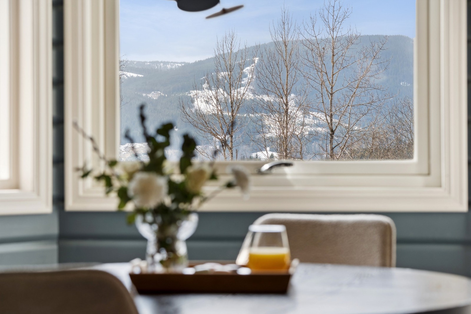Store vindusflater slipper inn rikelig med dagslys. Galleribilde