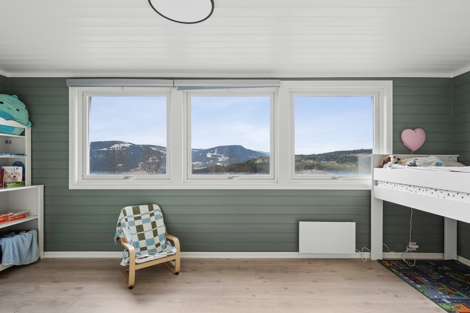 Store vindusflater med utsyn mot naturskjønne omgivelser. Galleribilde